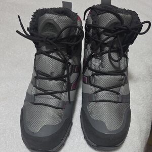 New Balance Women's Gray and Black Winter Boots